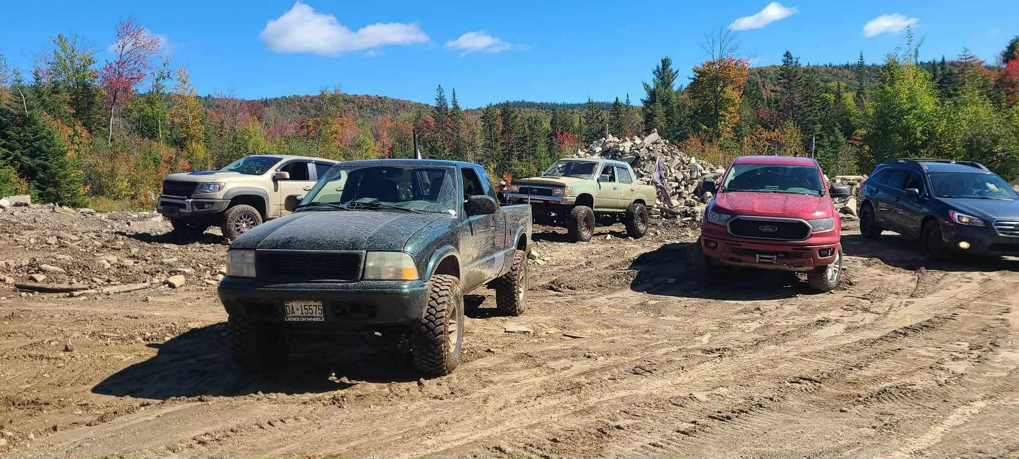 Véhicule 4x4 en sentier
